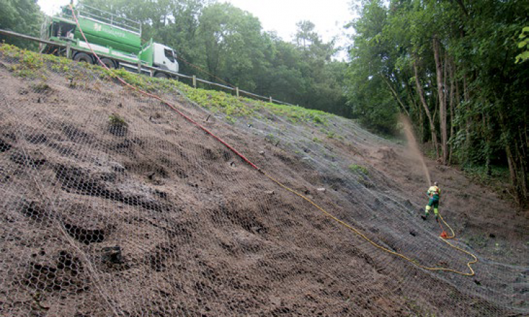 Stabiliser et végétaliser les sols - Lyon - Hydro-Land